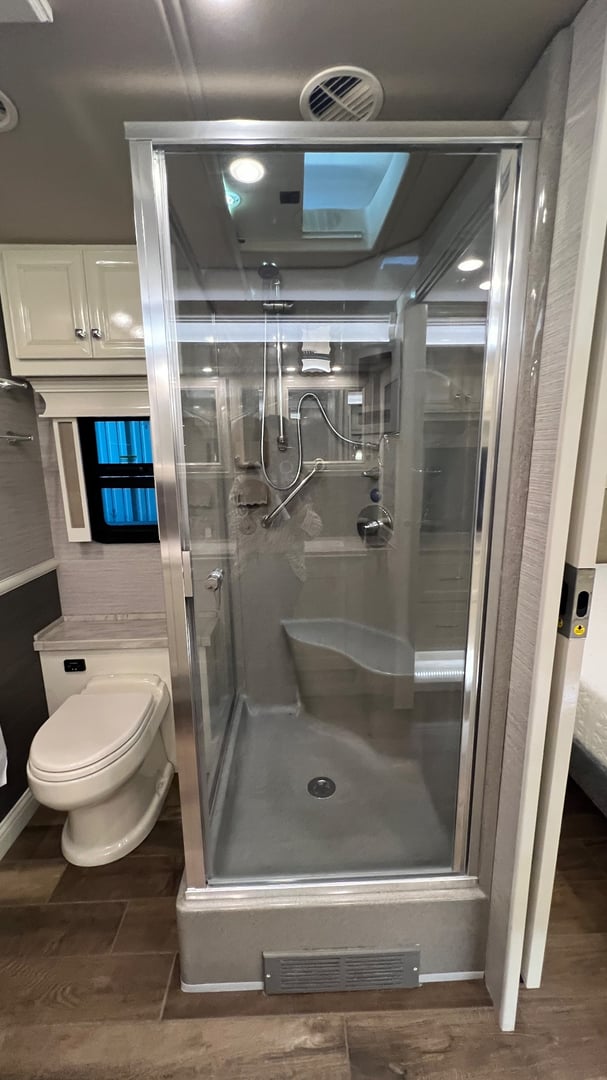 2022 Tiffin Phaeton 44 OH, Bathroom photo 2