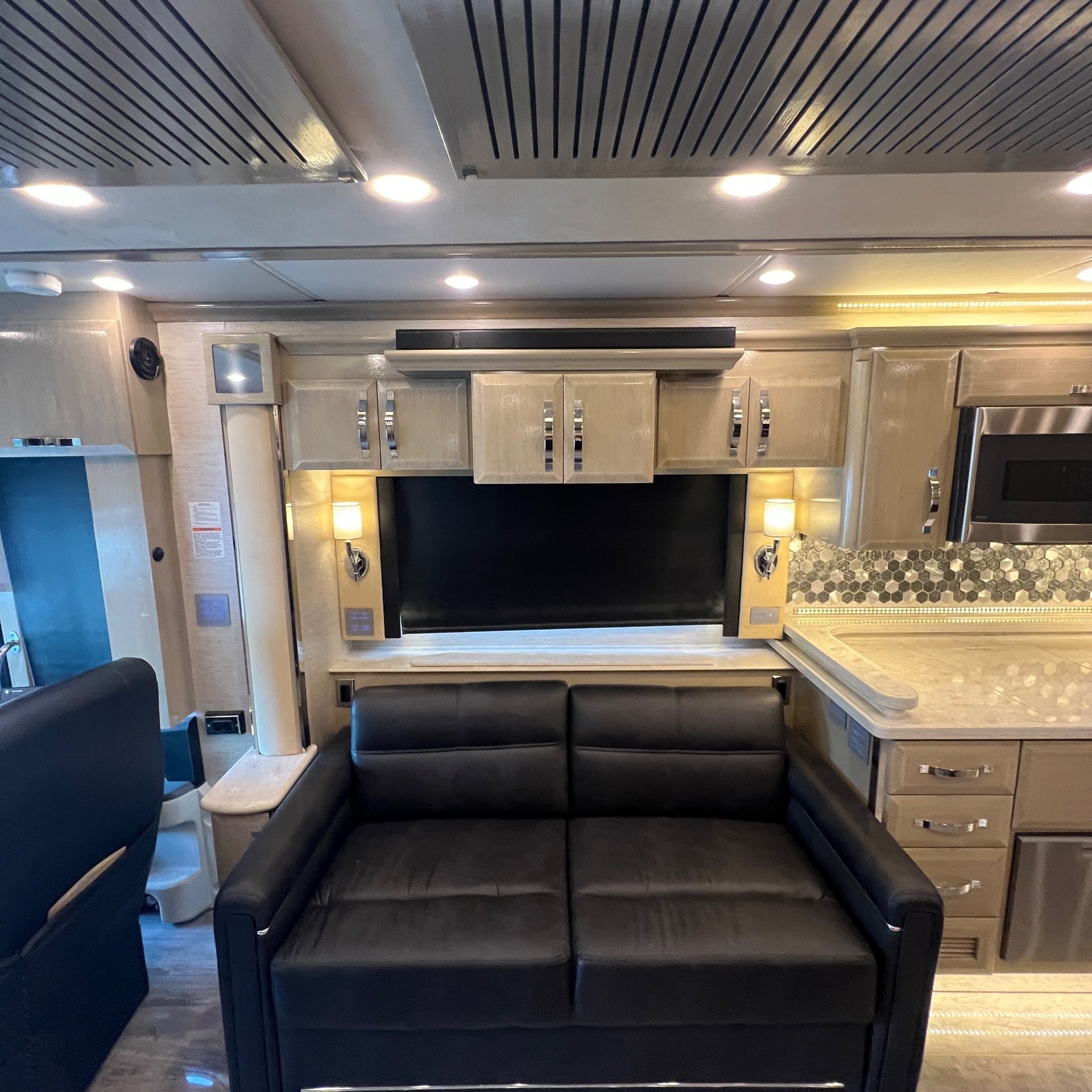 2019 Newmar King Aire 4531 - Interior view 3
