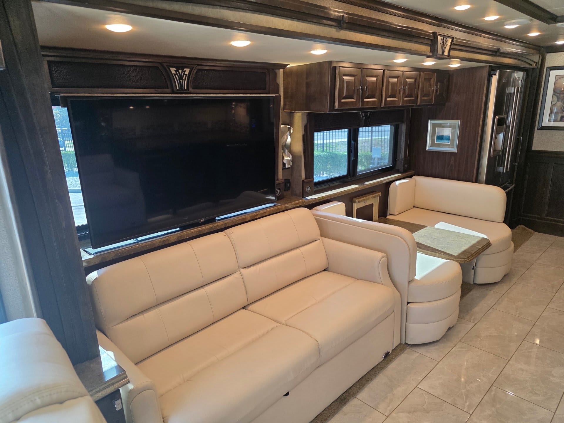 2017 Tiffin Phaeton 40 IH - Interior view 3