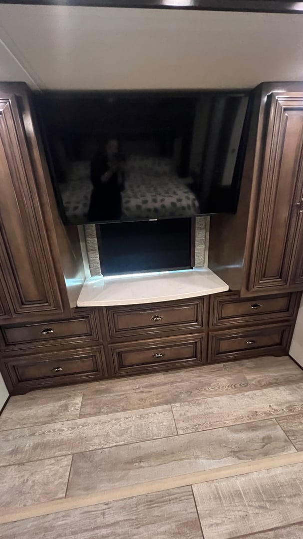 2020 Newmar Dutch Star 4328, Bedroom photo 4
