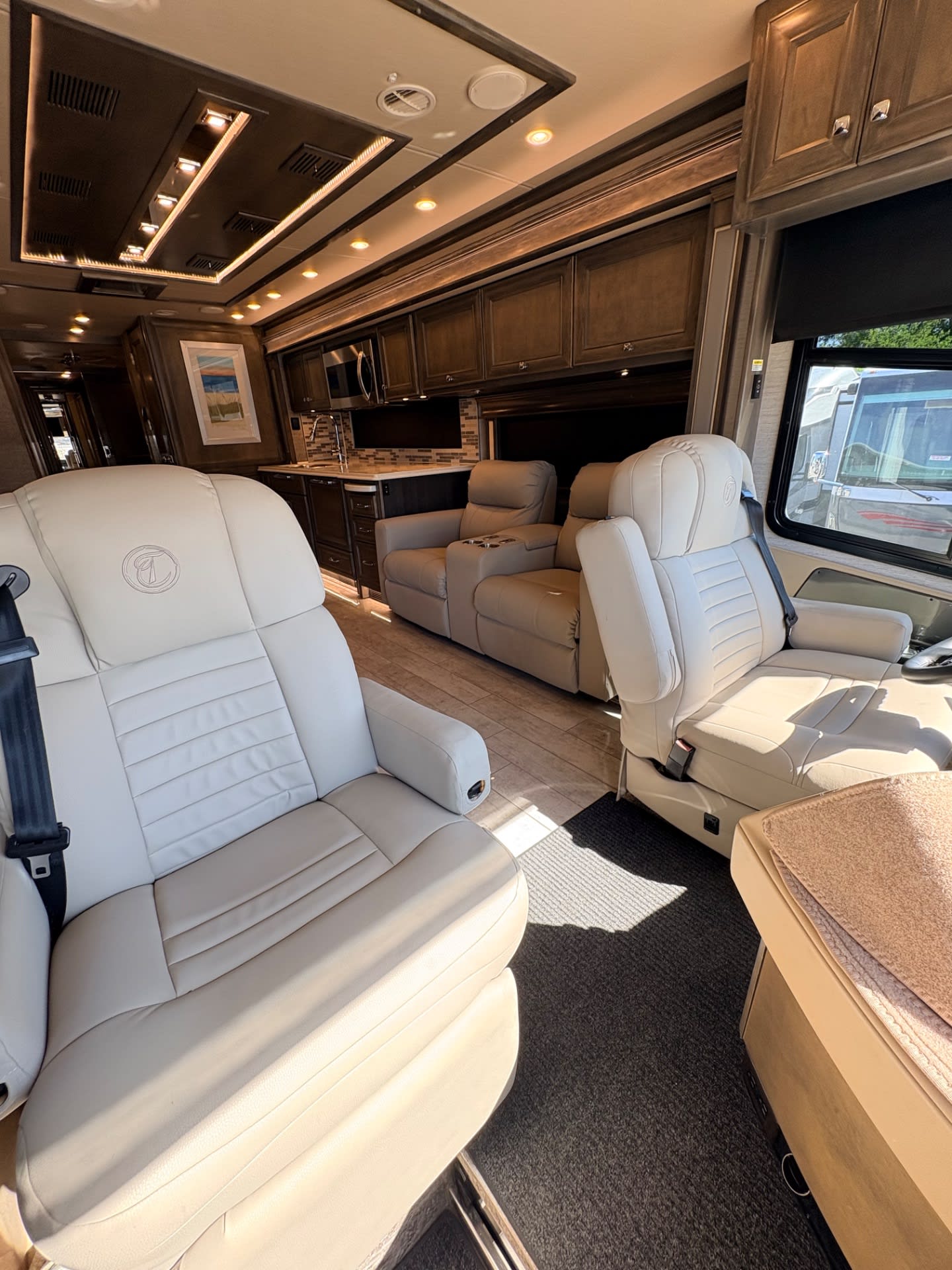 2022 Tiffin Phaeton 40 IH - Interior view 2