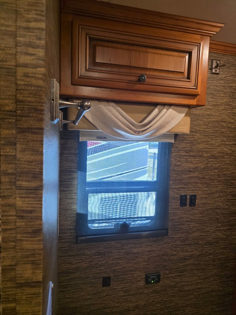 2015 Newmar Dutch Star 4018, Interior photo 30