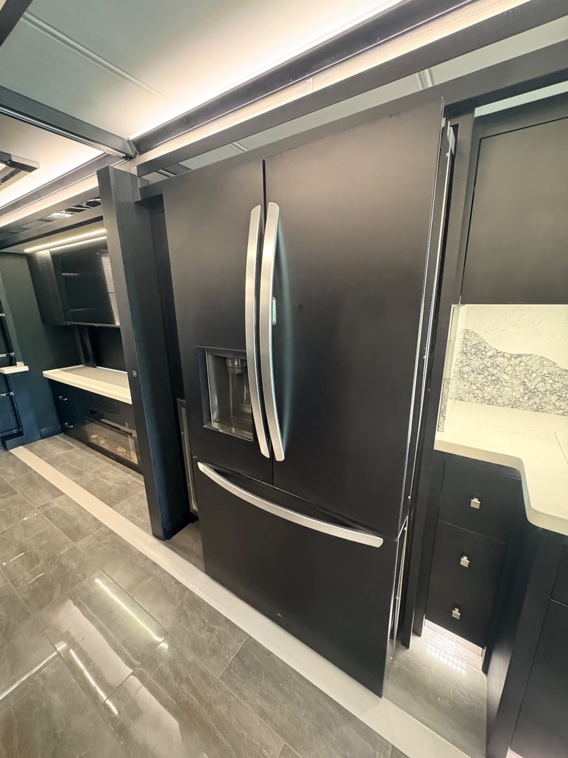 2025 Tiffin Zephyr 45 PZ, Kitchen photo 4