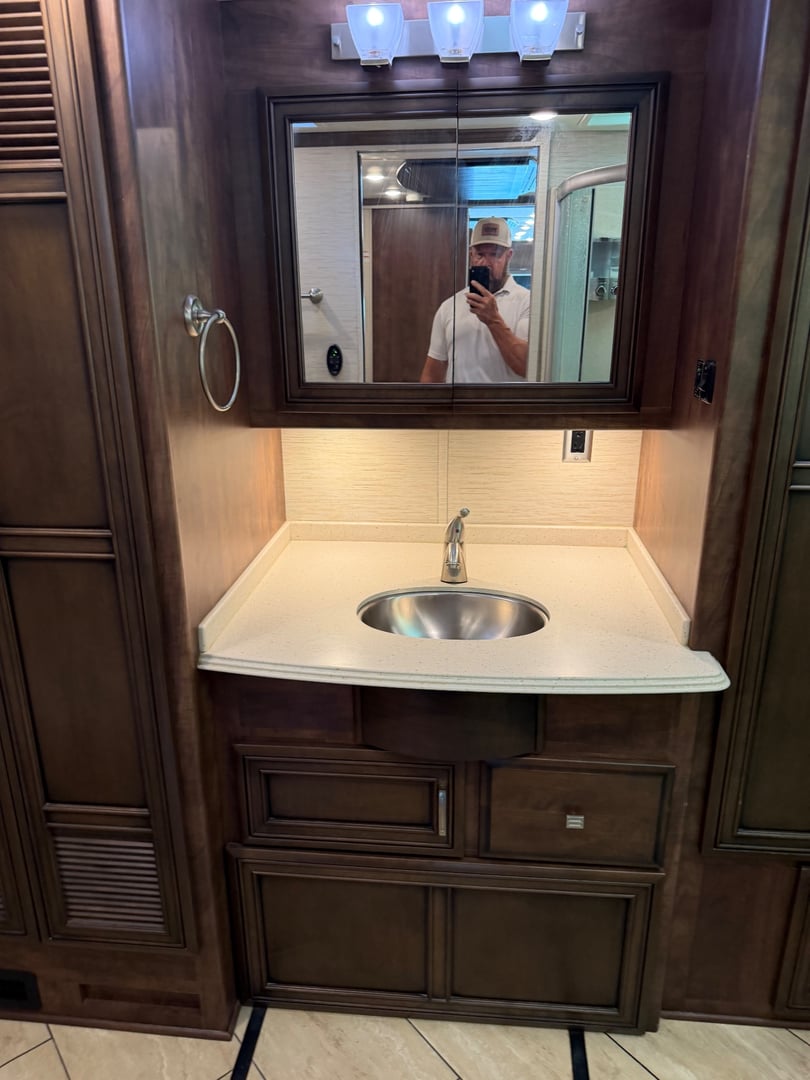 2018 Newmar Ventana 4037, Bathroom photo 3