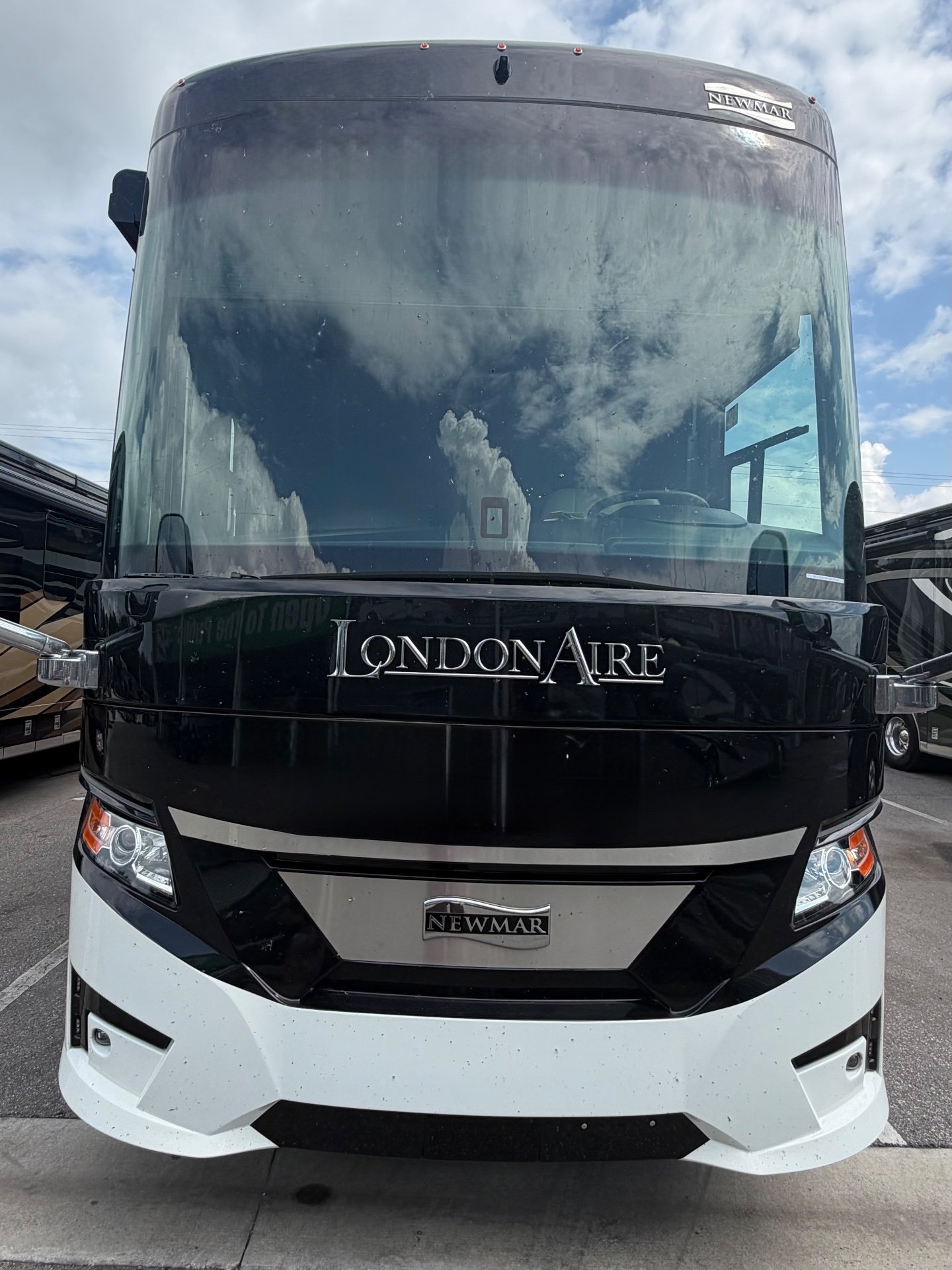 2022 Newmar London Aire 4551 - Exterior view 2