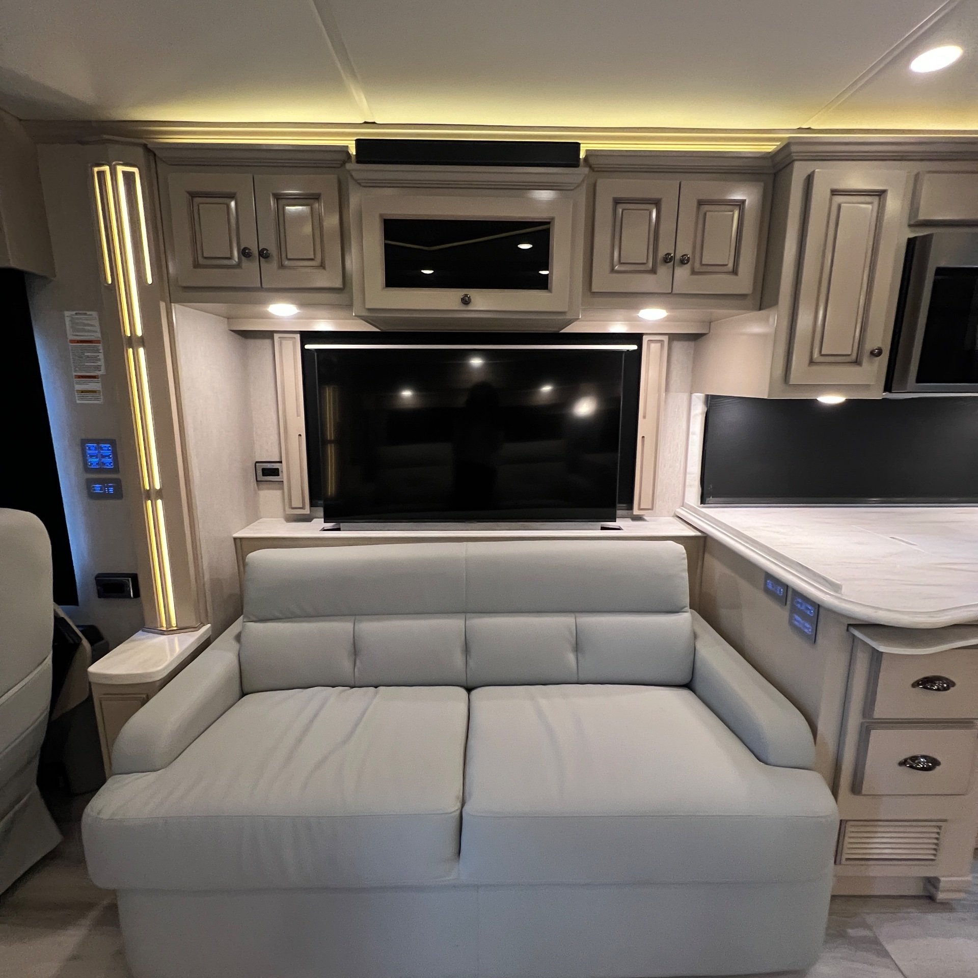 2022 Newmar Dutch Star 4081 - Interior view 2