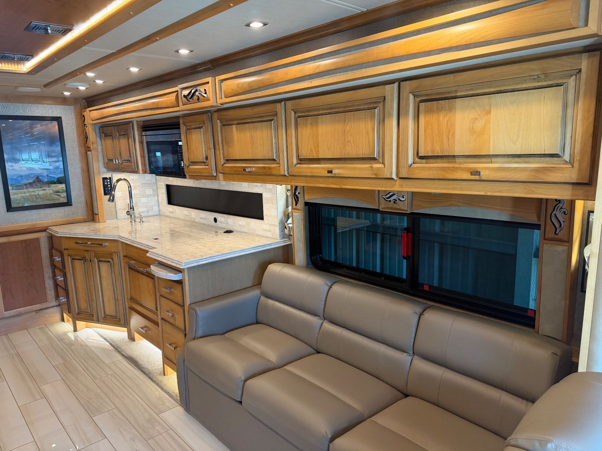 2019 Tiffin Phaeton 40 IH - Photo 3