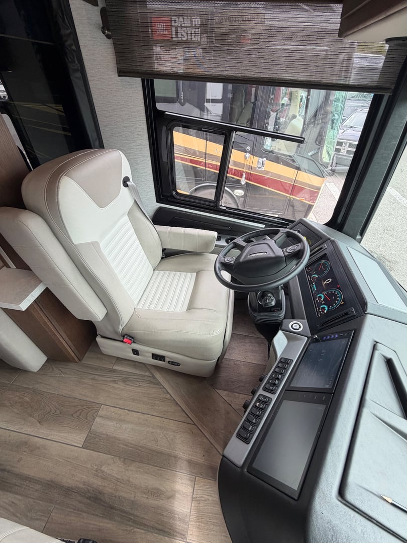 2024 Newmar New Aire 3547, Cockpit photo 2