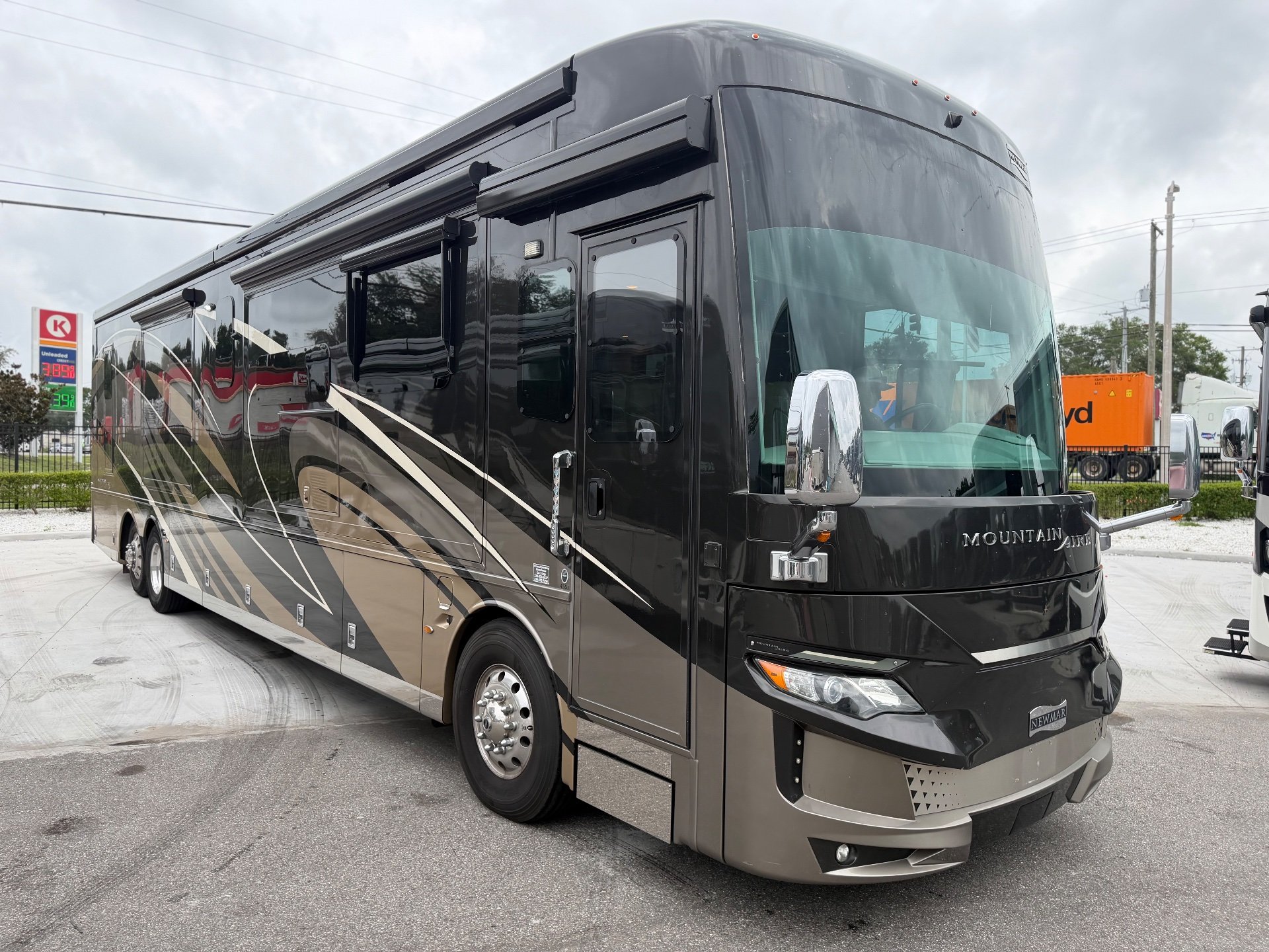 2020 Newmar Mountain Aire 4551 - Exterior view