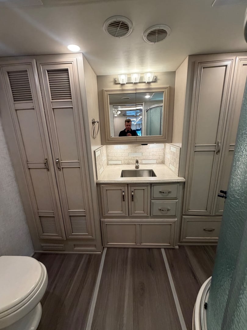2023 Newmar Kountry Star 4068, Bathroom photo 3