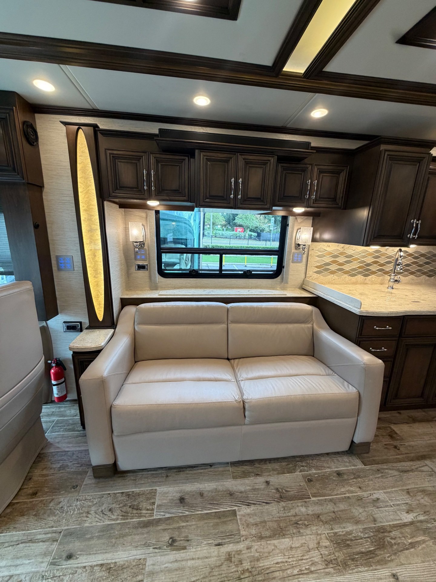 2018 Newmar Mountain Aire 4553 — Interior photo 2