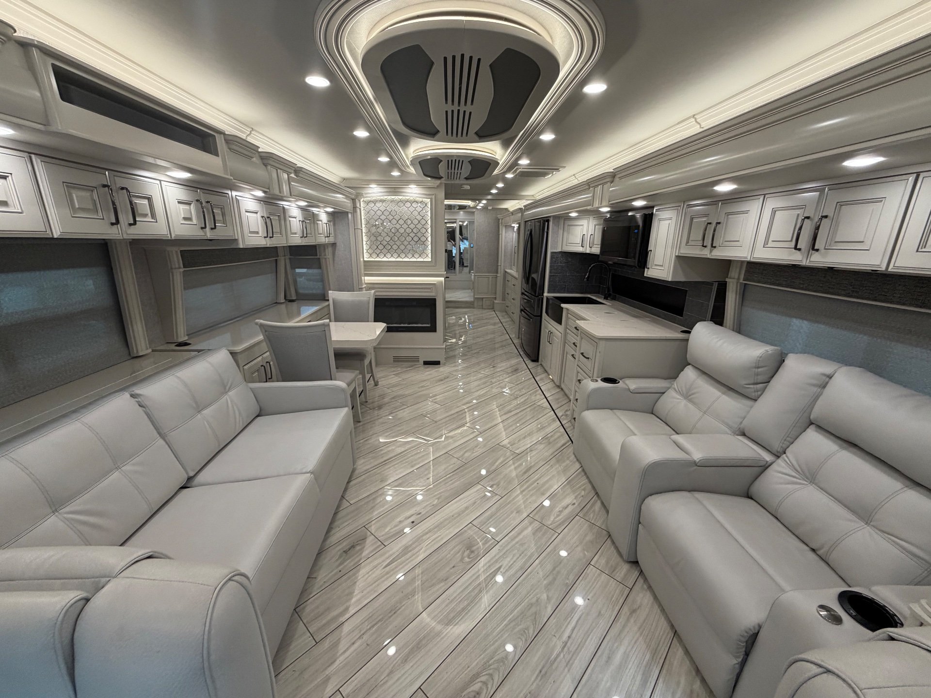 2024 American Coach American Dream 42Q - Interior view