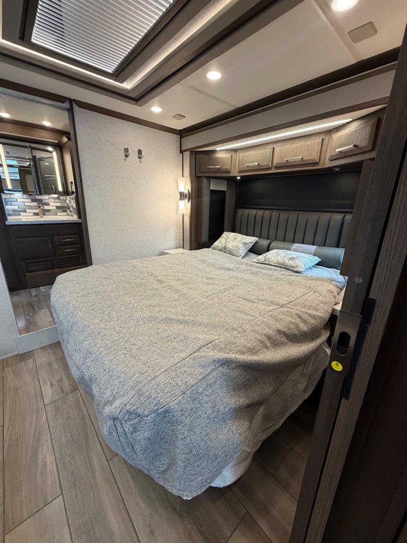 2024 Newmar New Aire 3547, Bedroom photo 2