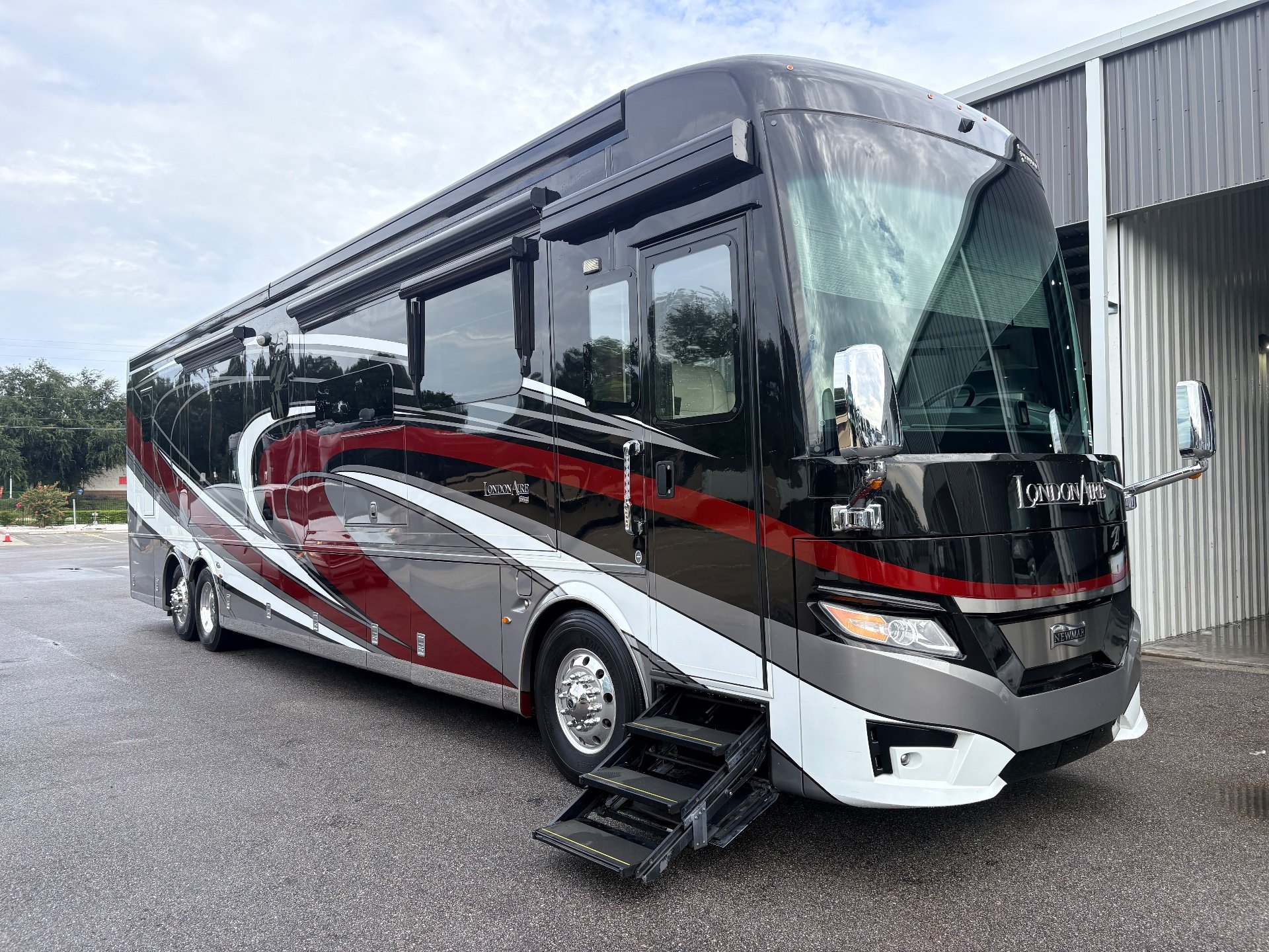 2022 Newmar London Aire 4551 - Exterior view