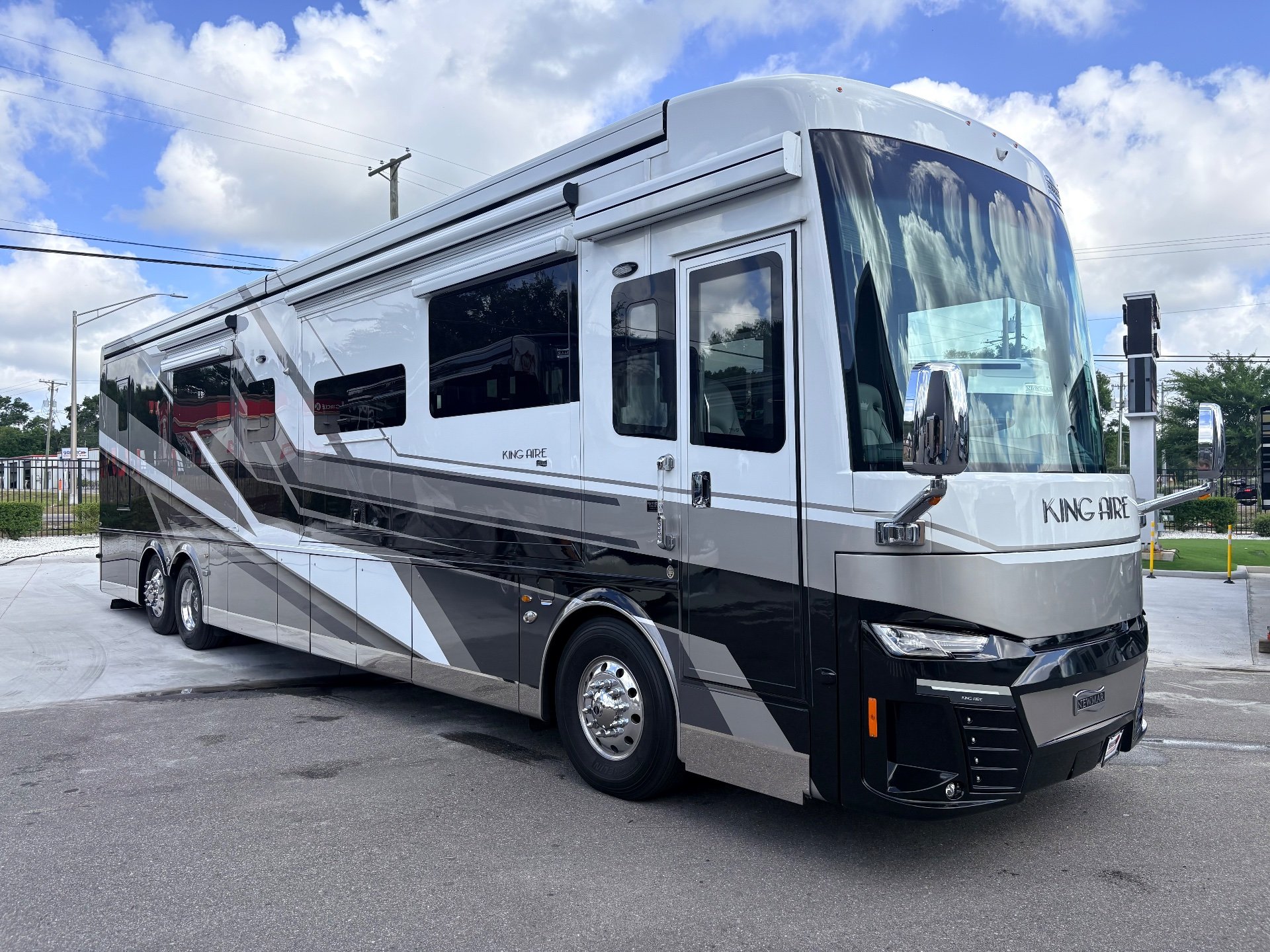2024 Newmar King Aire 4531 - Exterior view