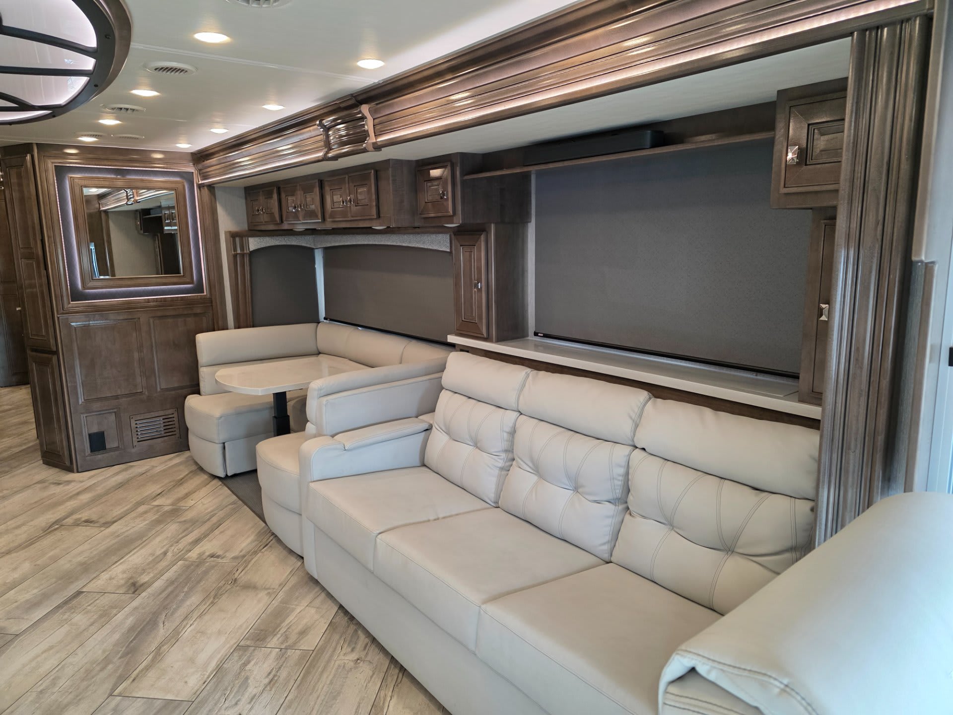 2022 Fleetwood Discovery LXE 44B - Interior view 2
