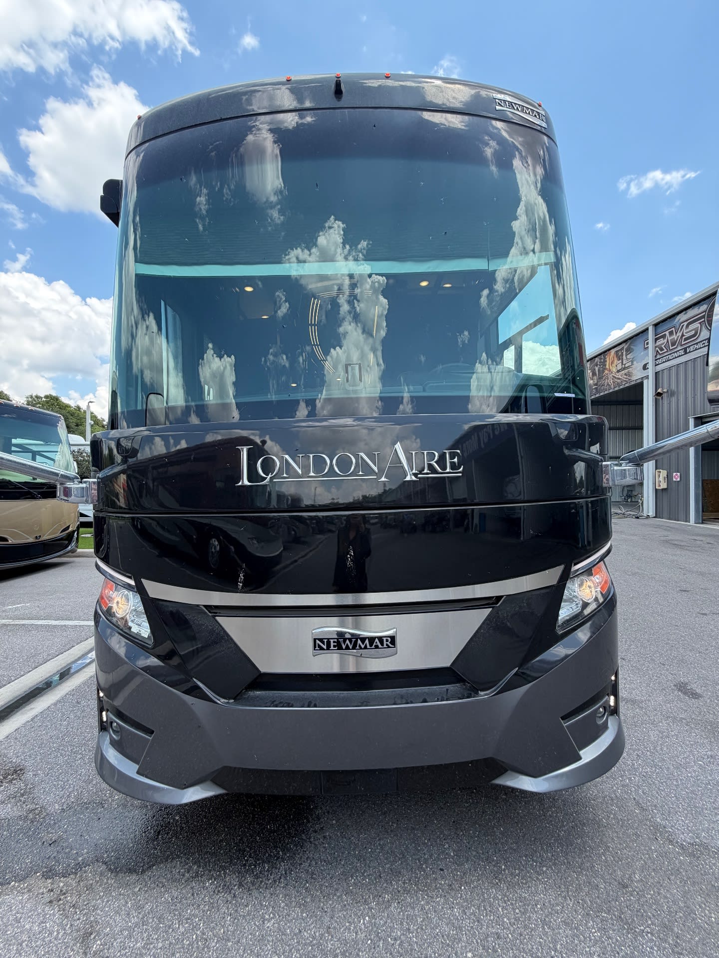2023 Newmar London Aire 4535 - Exterior view 2