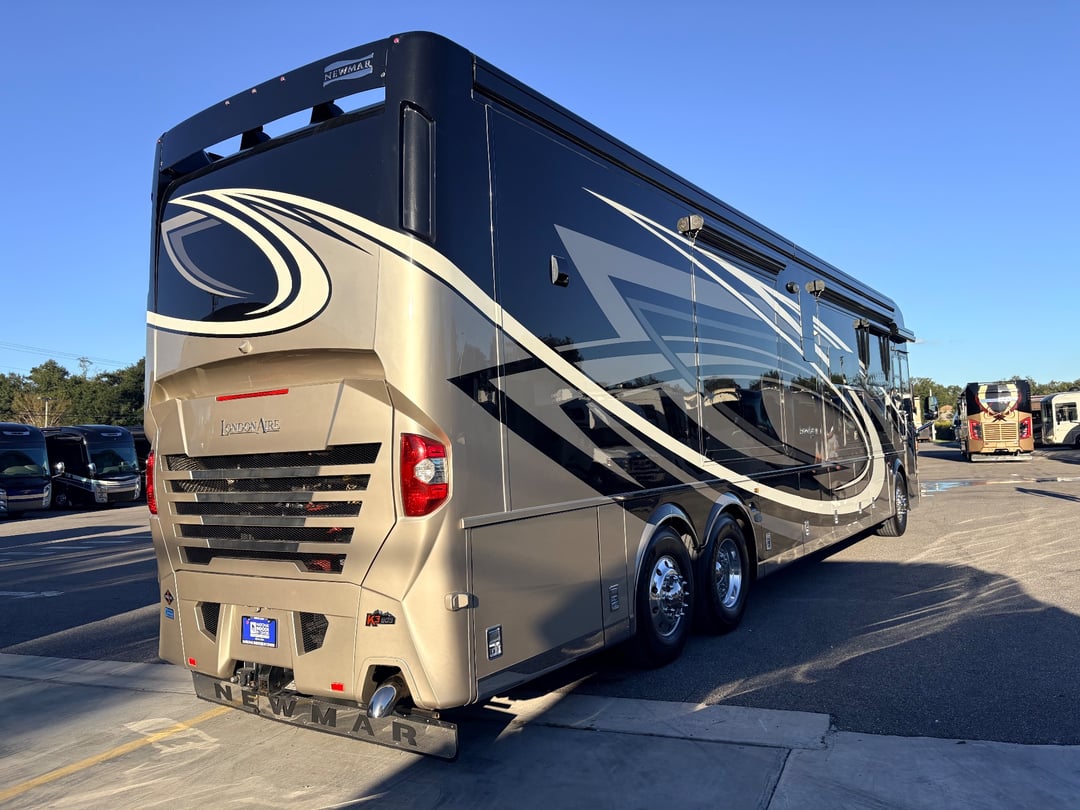 2023 Newmar London Aire 4579, Exterior photo 4