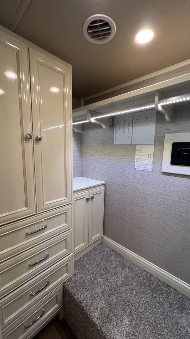 2022 Tiffin Phaeton 44 OH, Bedroom photo 3