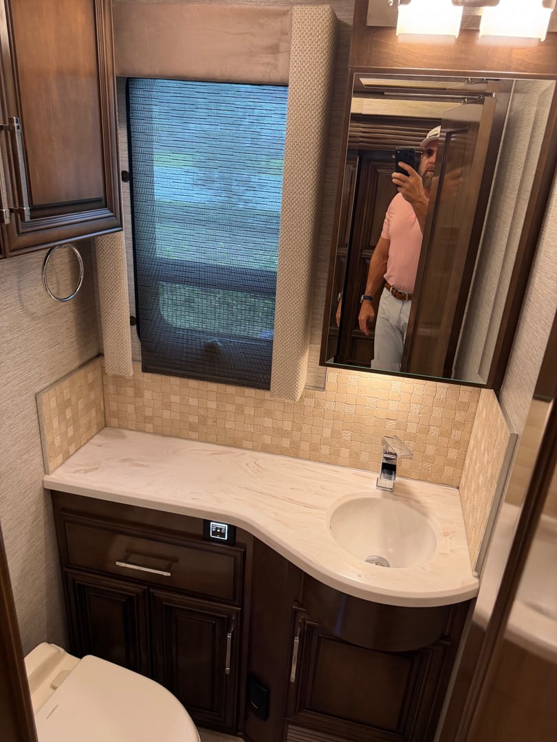 2020 Newmar Mountain Aire 4551, Bathroom photo 2
