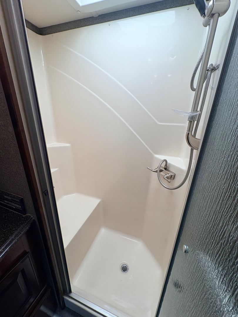 2019 Fleetwood Pace Arrow LXE 38N, Bathroom photo 6
