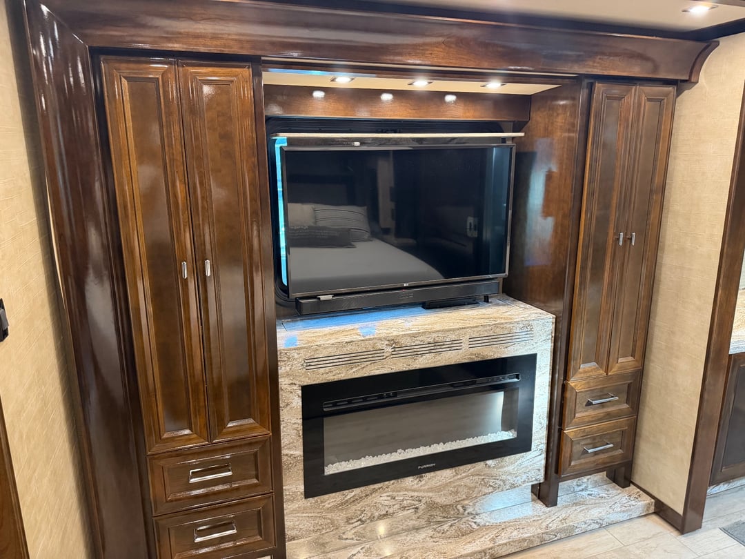 2019 Tiffin Allegro Bus 45 OPP, Bedroom photo 2