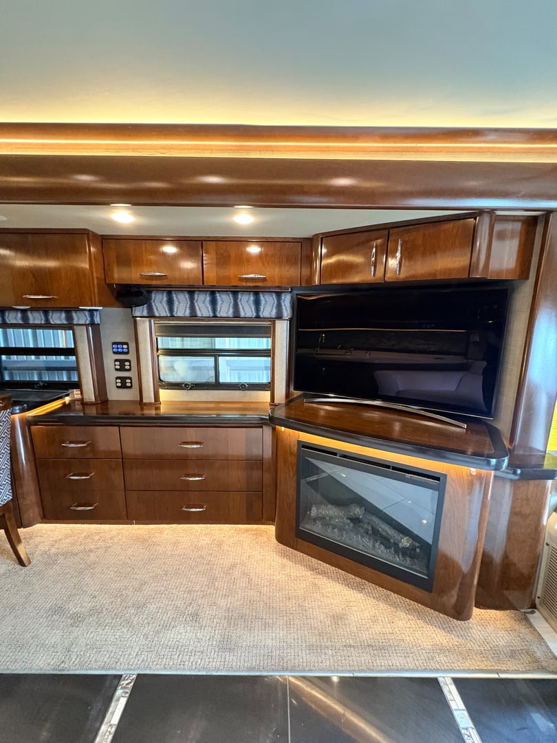 2016 American Coach American Eagle 45N, Living area photo 6