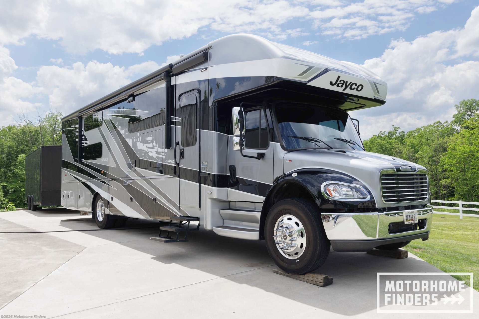 2023 Jayco Seneca 37L - Photo 2