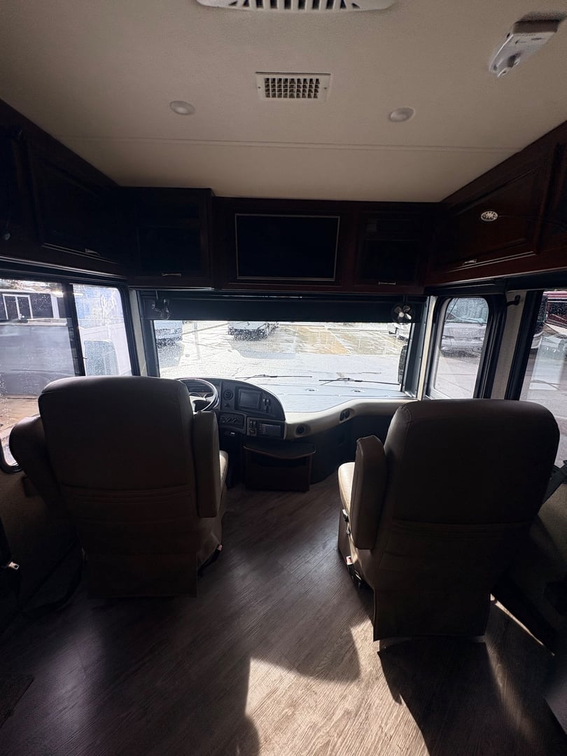 2019 Fleetwood Pace Arrow LXE 38N, Cockpit photo 2