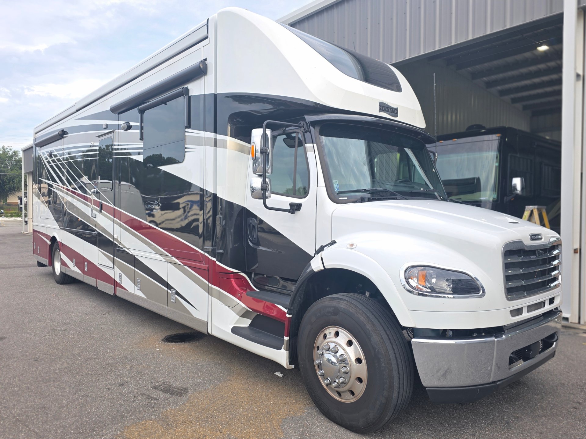 2024 Newmar Super Star 4061 - Exterior view
