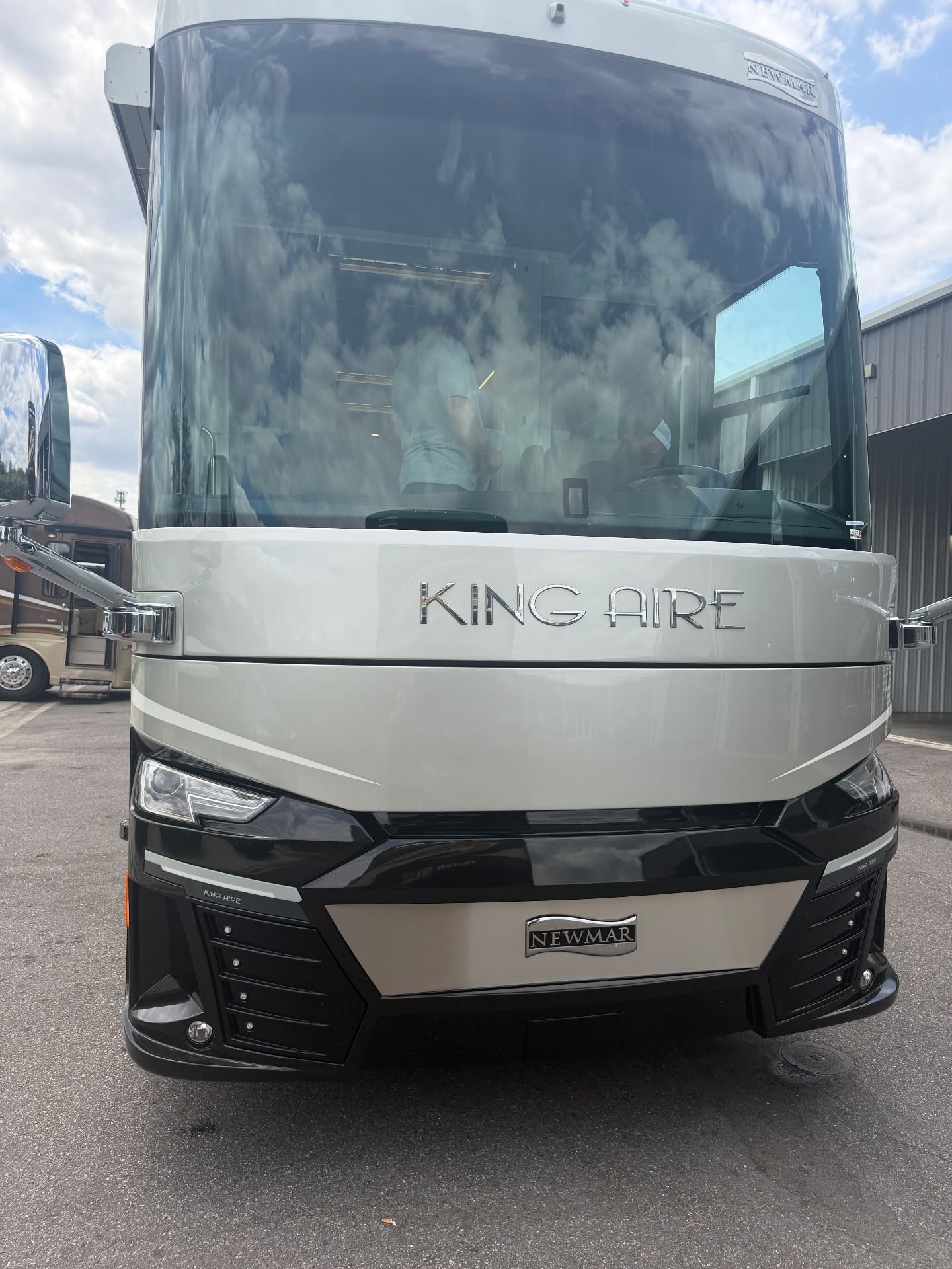 2022 Newmar King Aire 4531 - Exterior view 2