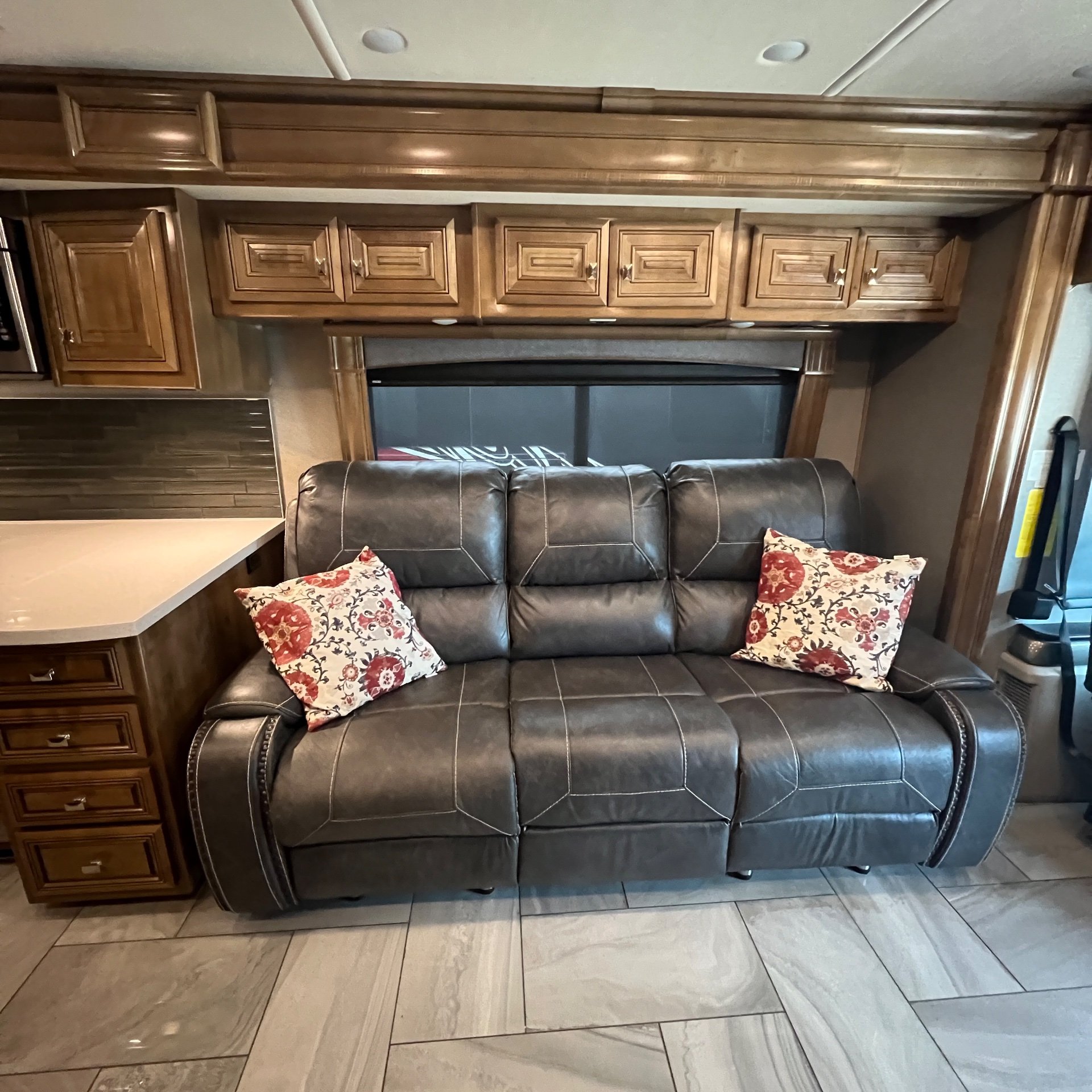 2019 Fleetwood Discovery LXE 40D - Interior view 2