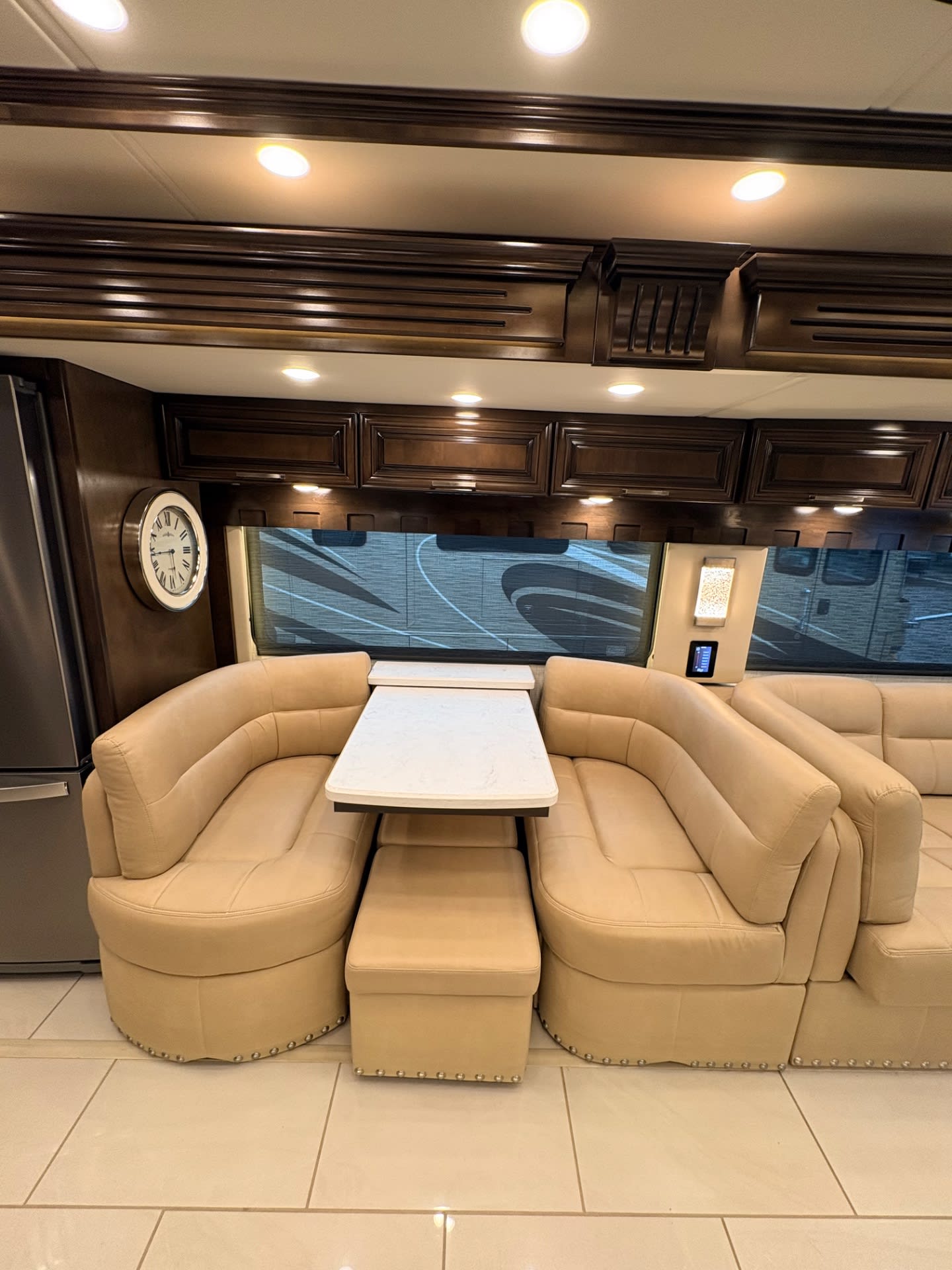 2022 Newmar London Aire 4551 SPARTAN - Interior view 3