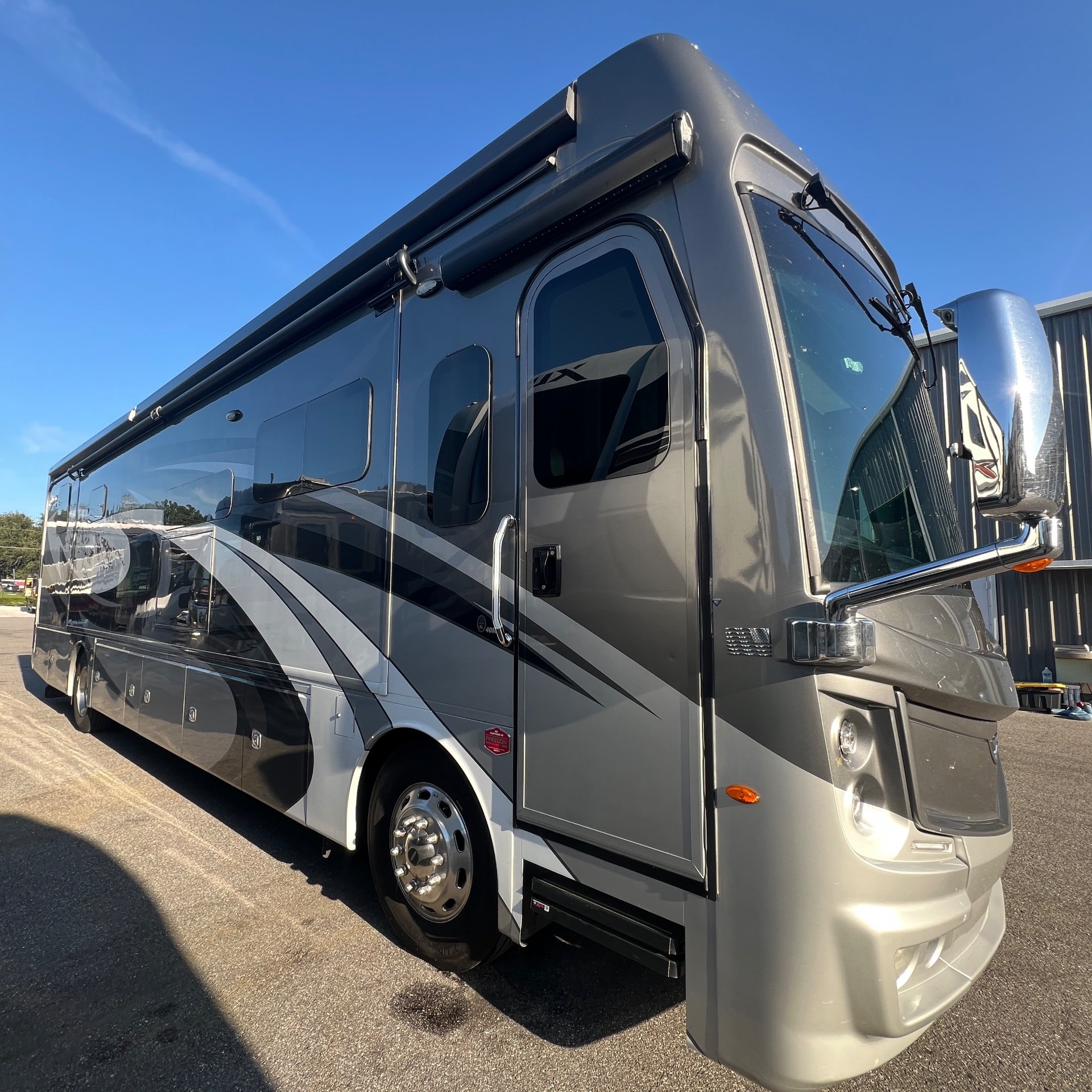 2022 Fleetwood Discovery LXE 40M - Exterior view