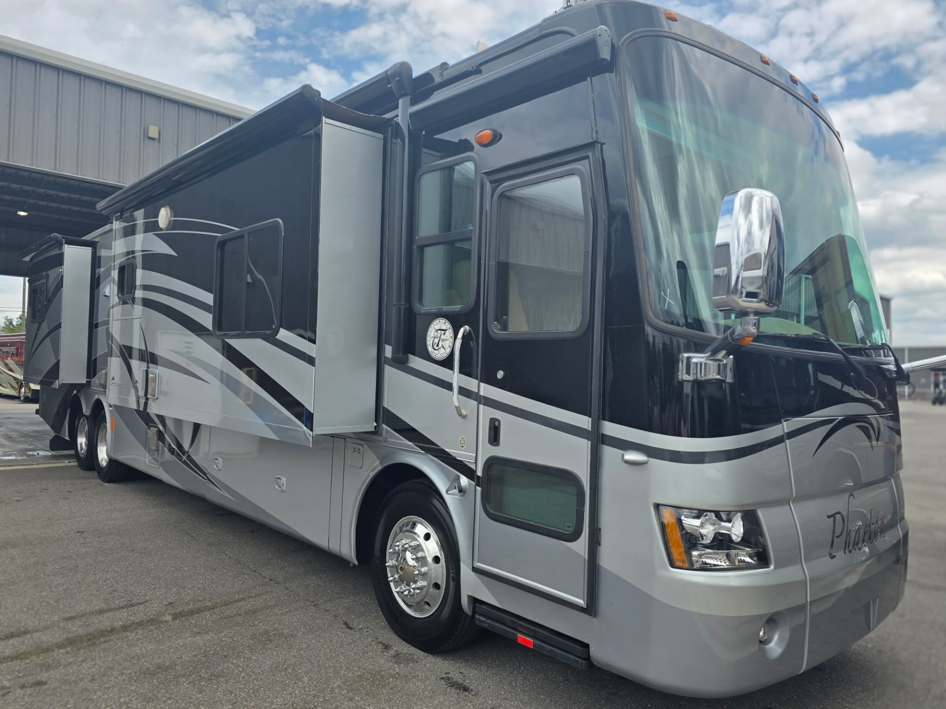 2008 Tiffin Phaeton 42QRH - Exterior view