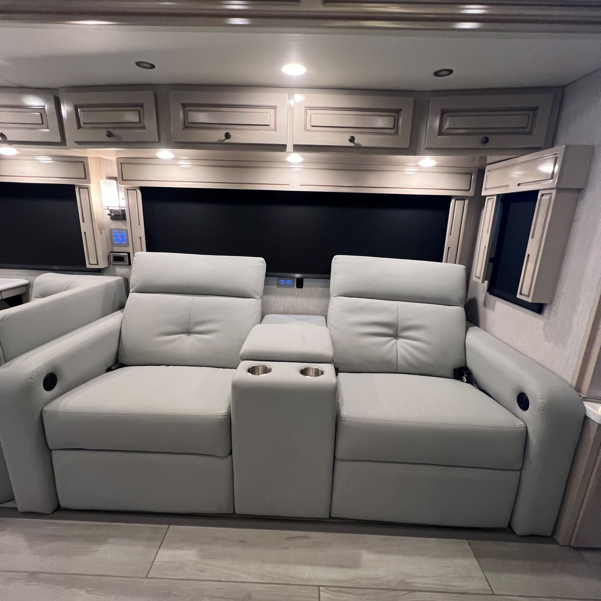 2022 Newmar Dutch Star 4081 - Interior view 3