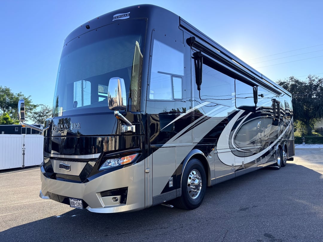 2023 Newmar London Aire 4579, Exterior photo 2