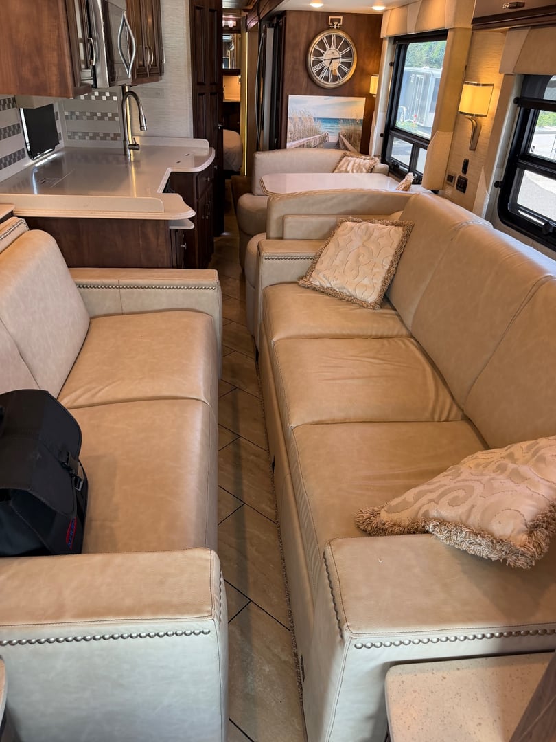 2018 Newmar Ventana 4037, Living area photo 4