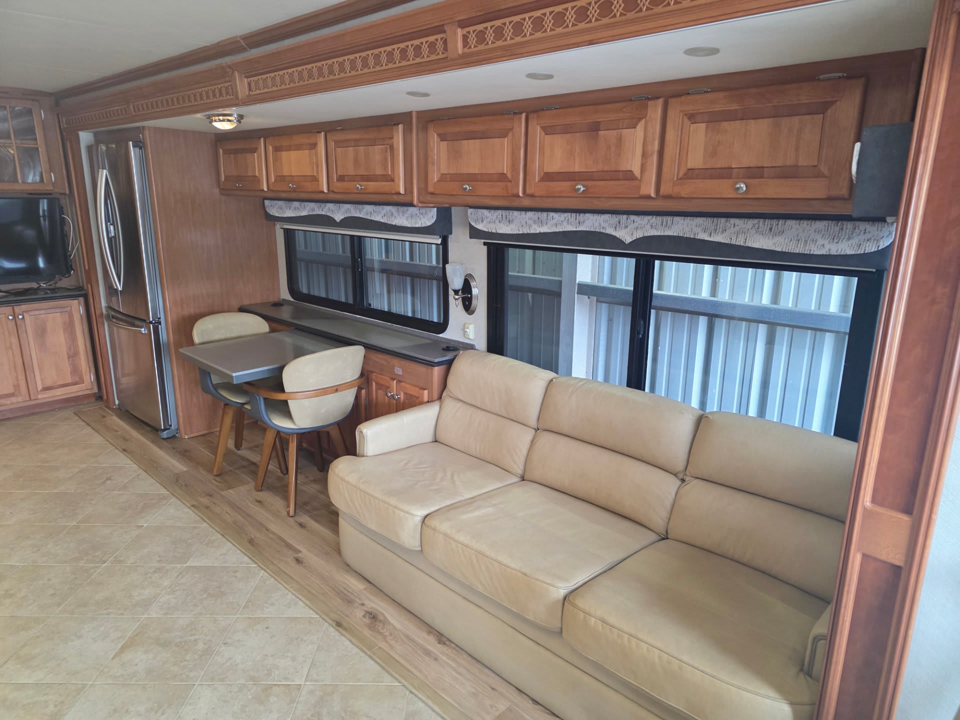 2008 Tiffin Phaeton 42QRH - Interior view 2
