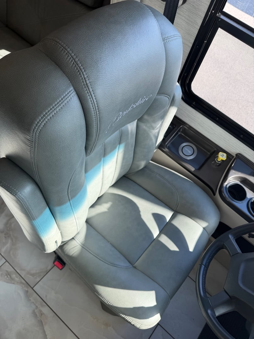 2023 Forest River Berkshire XLT 45E, Cockpit photo 3