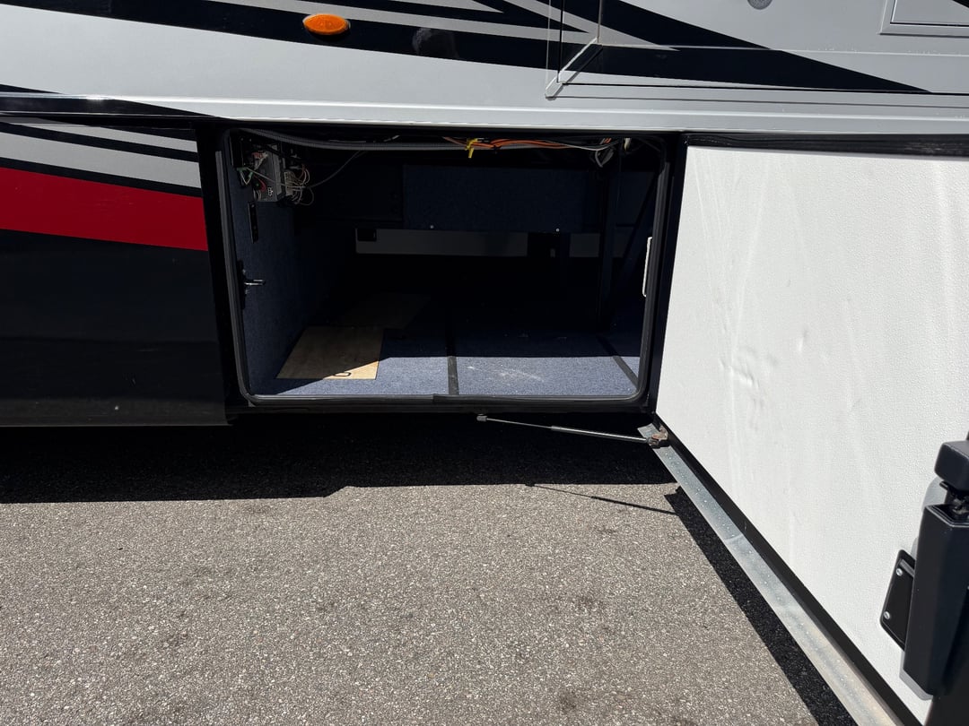 2018 Newmar Ventana 4037, Exterior photo 13