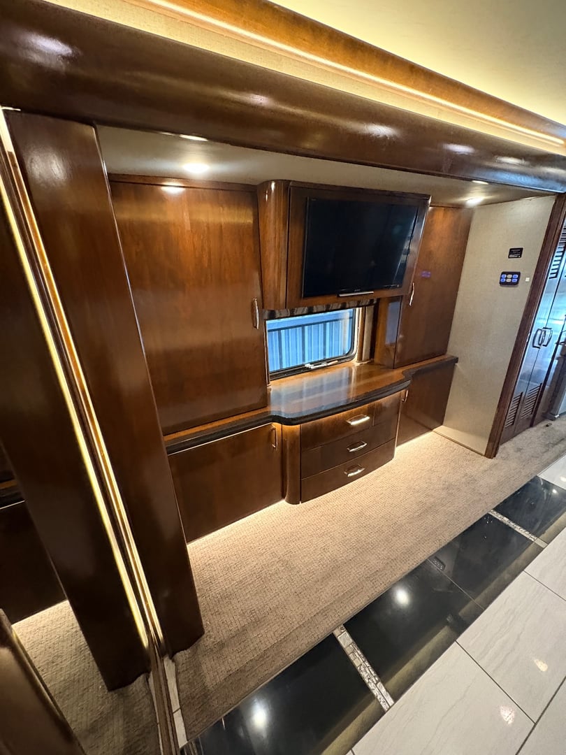 2016 American Coach American Eagle 45N, Living area photo 4
