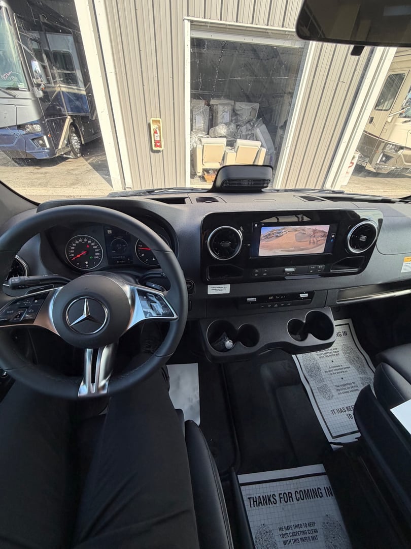 2026 Chinook RV Summit DS, Cockpit photo 2