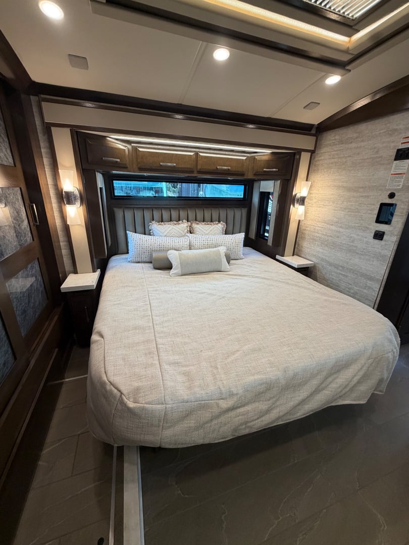 2022 Newmar New Aire 3541, Bedroom photo 3