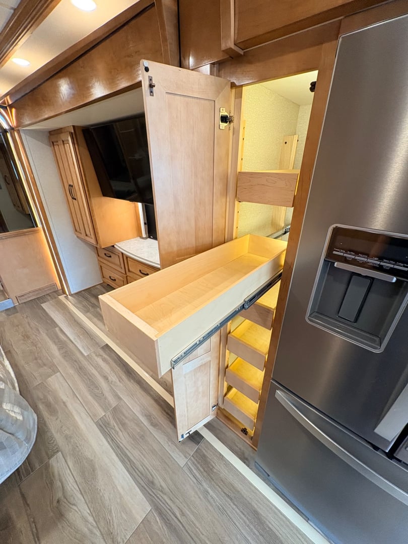 2023 Newmar Dutch Star 4370, Interior photo 7