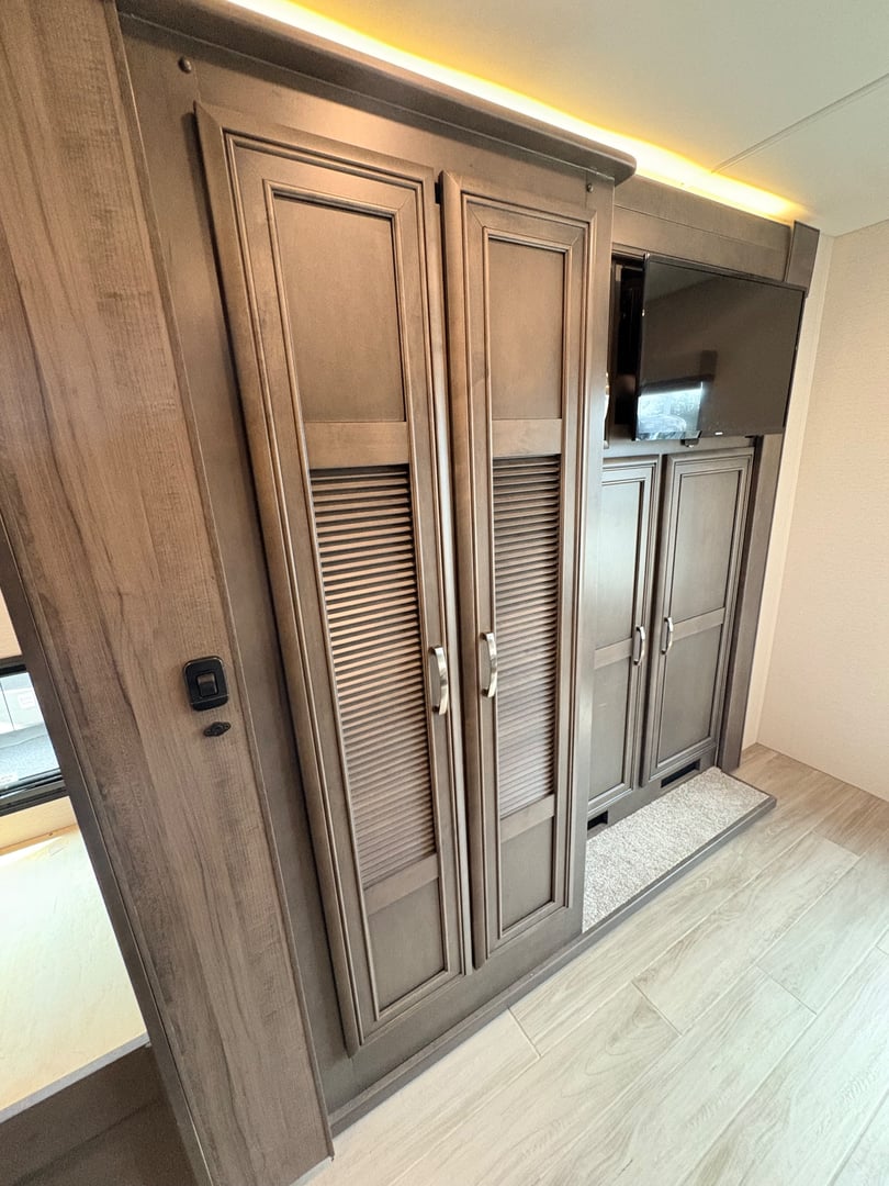 2025 Entegra Coach Accolade XL 37L, Bedroom photo 6