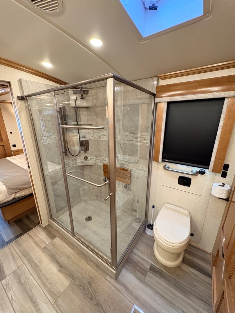 2023 Newmar Dutch Star 4370, Interior photo 15