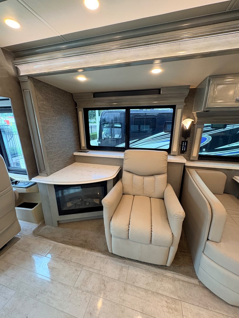 2021 Tiffin Phaeton 40 IH, Living area photo 6
