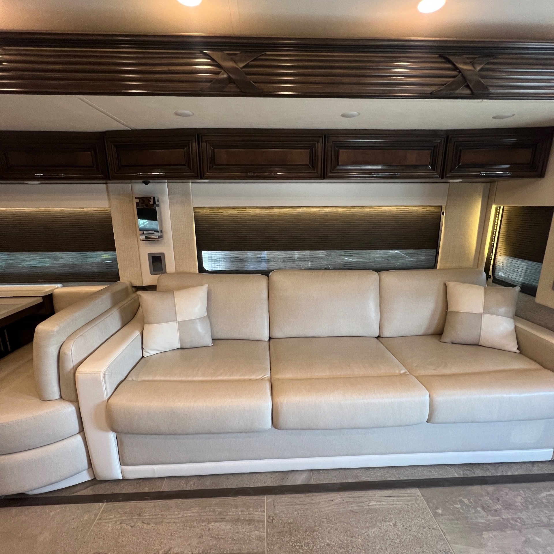 2021 Newmar Supreme Aire 4573 - Interior view 2