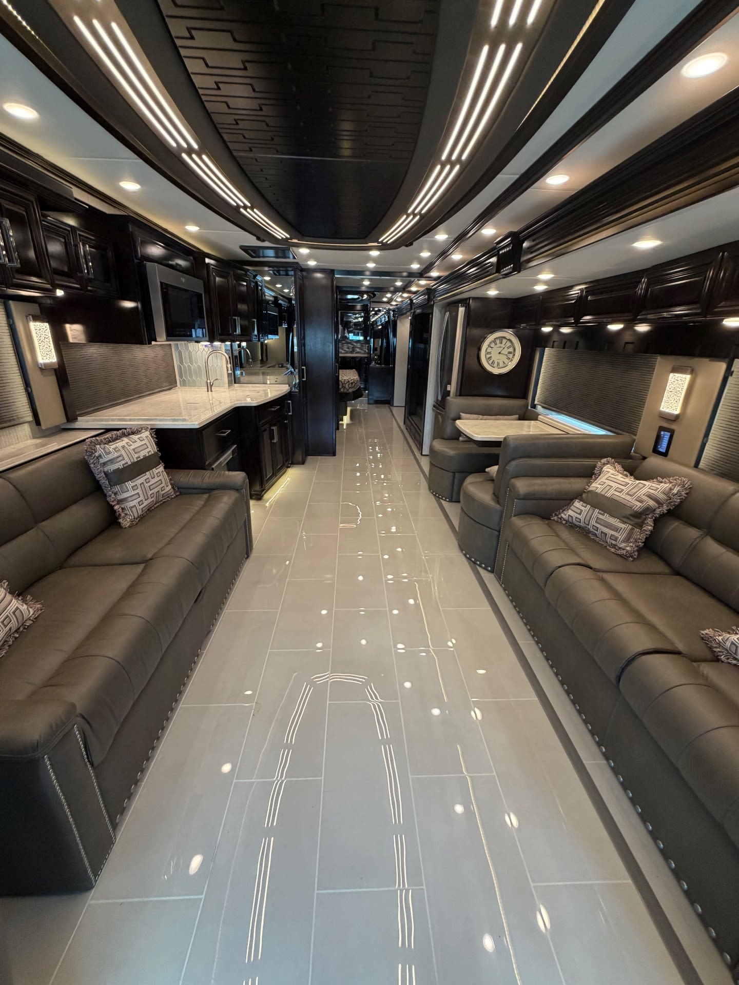 2023 Newmar London Aire 4535 - Interior view